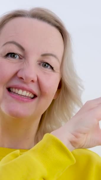 Geschäftsfrau Zeigt Daumen Hoch Auf Grauem Hintergrund Großaufnahme Einer Glücklichen — Stockvideo