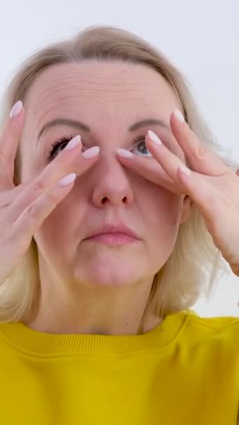Donna Correzioni Make Con Dita Dopo Pioggia Donna Sorride Lacrime — Video Stock