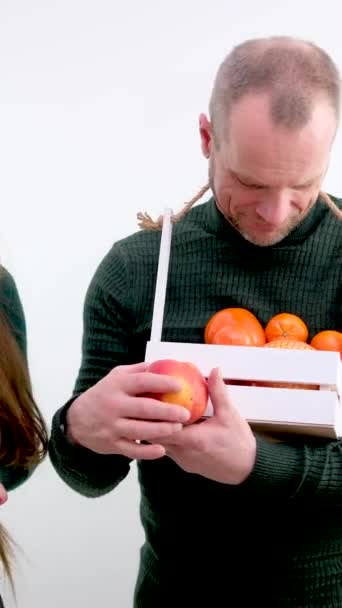 Bir Göğüs Diğerinden Daha Büyük Elinde Meyve Mandalinası Kakaolu Gülümseyen — Stok video