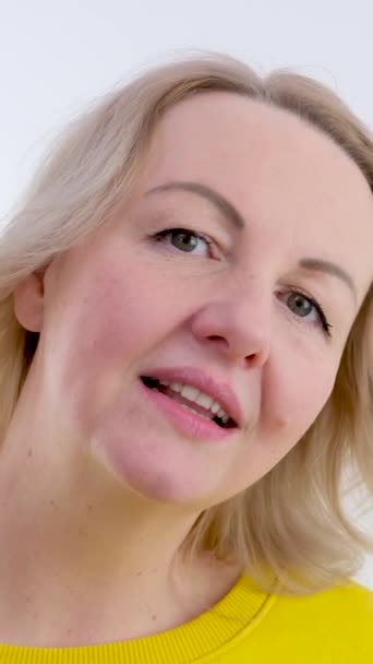 Žena Žluté Vypadá Uvolněně Pochybnosti Pokrčí Rameny Úsměvem Blondýny Bílém — Stock video