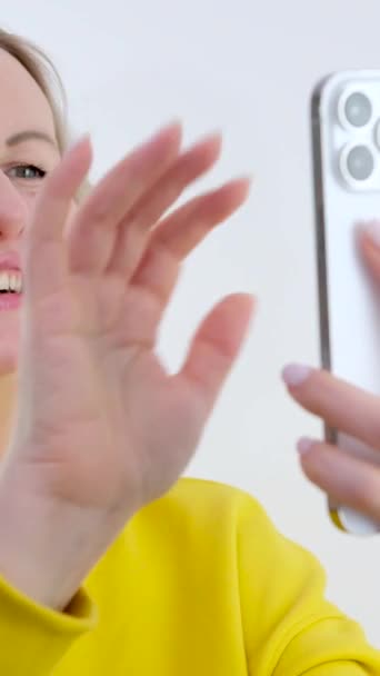 Vriendelijk Lachende Millennial Zakenvrouw Draadloze Hoofdtelefoon Met Microfoon Zwaaiende Hand — Stockvideo