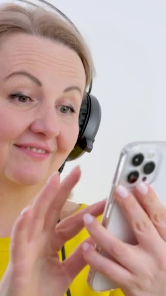 Wählen Sie Ihre Lieblings Jazzmusik Kopfhörer Telefon Aus Selbstbewusste Frau — Stockvideo