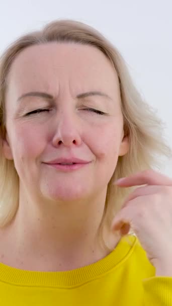 Neşeli Neşeli Avrupalı Kıvırcık Saçlı Neşeli Sarışın Bir Kadının Portresi — Stok video