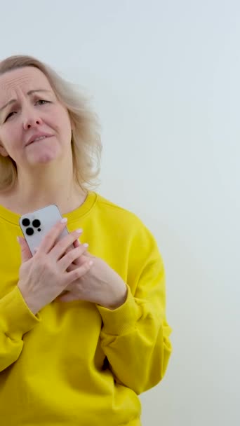 Απίστευτη Επιθυμία Γυναίκα Περιμένει Κλήση Δάγκωμα Χείλη Θετική Έκφραση Στο — Αρχείο Βίντεο