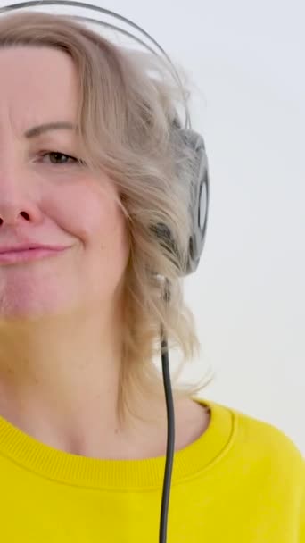 Beyaz Arka Planda Izole Bir Şekilde Karaoke Söyleyen Şık Bir — Stok video