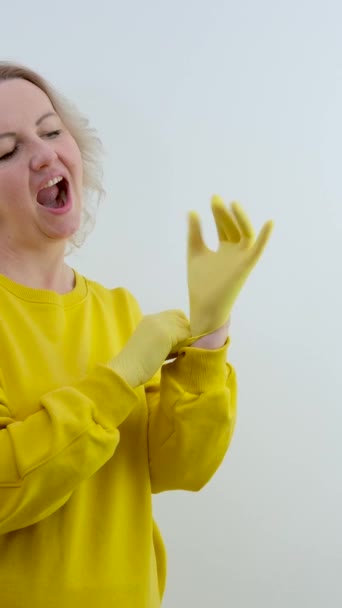 Žluté Domácí Rukavice Bílá Melaminová Houba Modrém Pozadí Univerzální Nástroj — Stock video