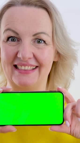 Χαμογελαστή Γυναίκα Κοιτάζοντας Κάμερα Και Δείχνοντας Πράσινο Πρότυπο Web Οθόνη — Αρχείο Βίντεο