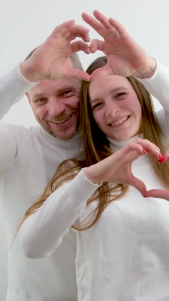 Fazer Coração Com Mãos Homem Mulher Amor Ficar Fundo Branco — Vídeo de Stock