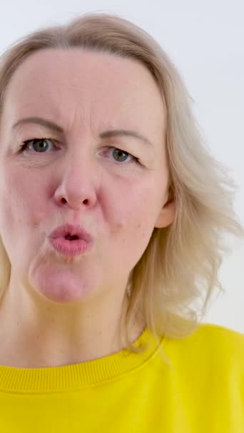 Жінка Забороняє Тремтіти Пальцем Тремтячи Головою Від Ємна Реакція Негативні — стокове відео