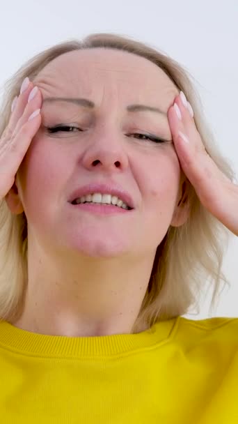 Sätt Händerna Mot Tinningarna Sträcka Ansiktet Kvinna Har Huvudvärk Känsla — Stockvideo