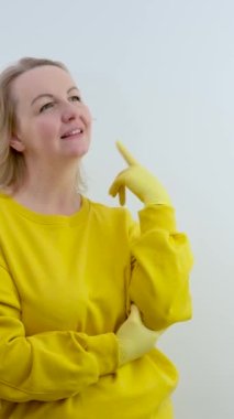  Reklam metni temizleme şirketi ev hanımı sarışın kız elini göğsüne koyar, pembe tişört ve sarı ceket giyer ve şaşırır. ön görünüm