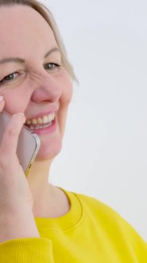 Orta yaşlı bir kadın neşeli bir şekilde dans ediyor ve telefonda konuşuyor. İyi haberlerle buluşuyor. Eski bir arkadaş arıyor. Beklenmedik sevinç çığlıkları atıyor. 