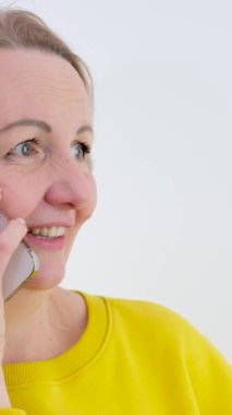 Telefon görüşmesi, kahkaha ve stüdyoda beyaz perdedeki bir kadın konuşurken ya da şaka yaparken. Mobil, temaslı ve sohbet sırasında bir şakaya gülen çekici genç bir bayanla eğlenceli..