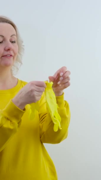 Mulher Amarelo Coloca Luva Amarela Brilhante Fundo Branco Enganação Fraude — Vídeo de Stock
