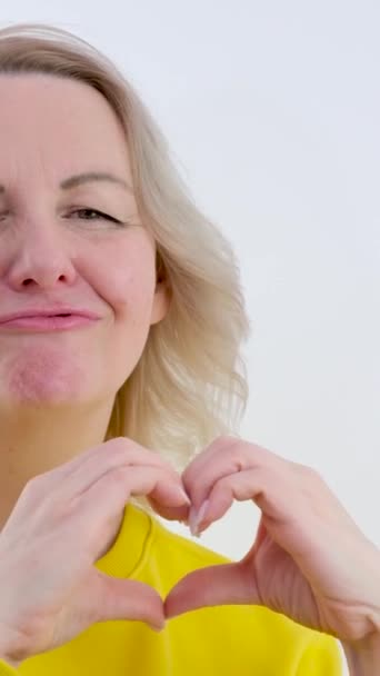 Hele Hele Usmívající Hezká Modelka Ukazující Prstem Prázdné Místo Zvoucí — Stock video