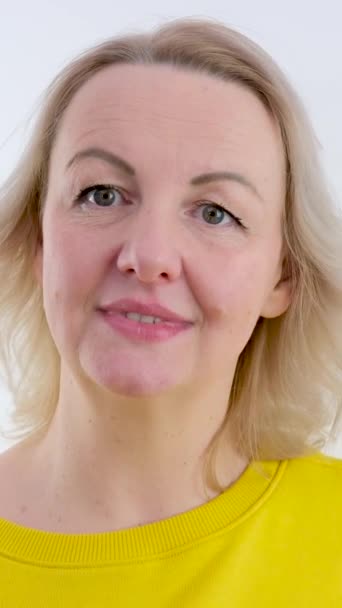 Žena Rozhodla Ukáže Prst Rámečku Začátku Ona Potřásá Hlavou Negativně — Stock video