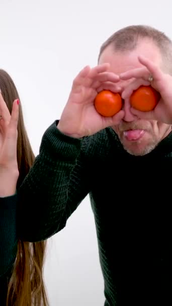 Muž Žena Žertují Hrát Baví Dát Mandarinky Jejich Oči Smějí — Stock video