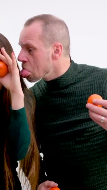 男人鬼鬼祟祟的 像个舔动物的女人 嘴里衔着舌头 在摄像机前伸出舌头 露出橘子 — 图库视频影像
