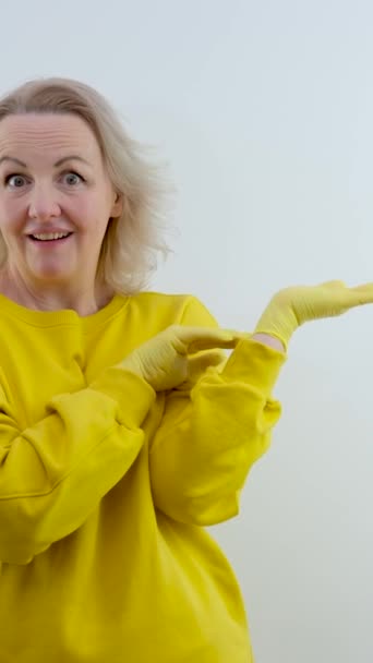 Γυναίκα Μέσης Ηλικίας Φορώντας Κίτρινο Στέκεται Πάνω Από Απομονωμένο Λευκό — Αρχείο Βίντεο