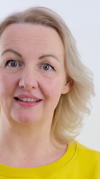 Mulher Concorda Sacode Cabeça Olha Para Câmera Encolhe Ombros Sorrindo — Vídeo de Stock