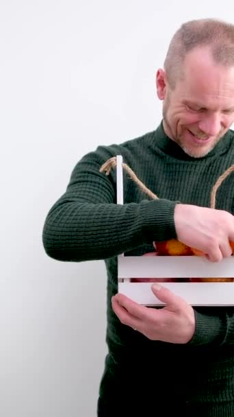 Hombre Mujer Caja Madera Blanca Celebrar Frutas Manzanas Mandarinas Caqui — Vídeos de Stock