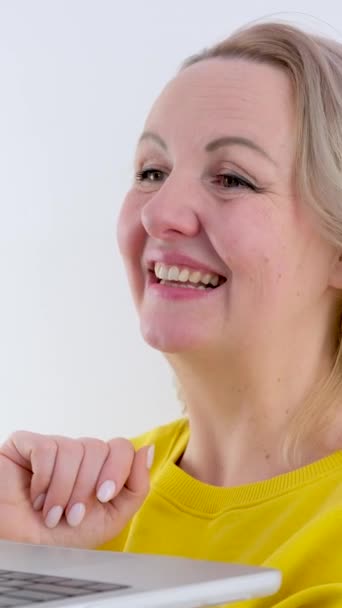 Online Kommunikation Internet Kvinna Håller Bärbar Dator Händerna Ansiktet Nivå — Stockvideo