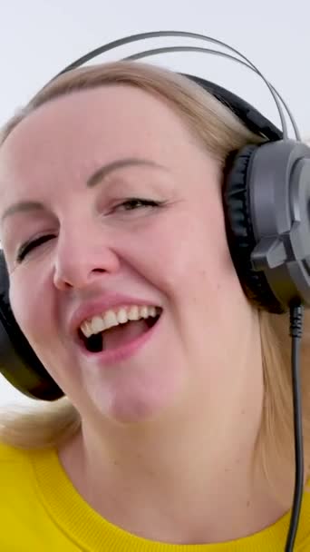 Video Seorang Wanita Memakai Headphone Saat Menari Rekaman Berkualitas Tinggi — Stok Video