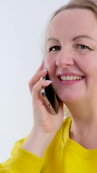 Mujer Caucásica Hablando Por Teléfono Imágenes Alta Calidad — Vídeos de Stock
