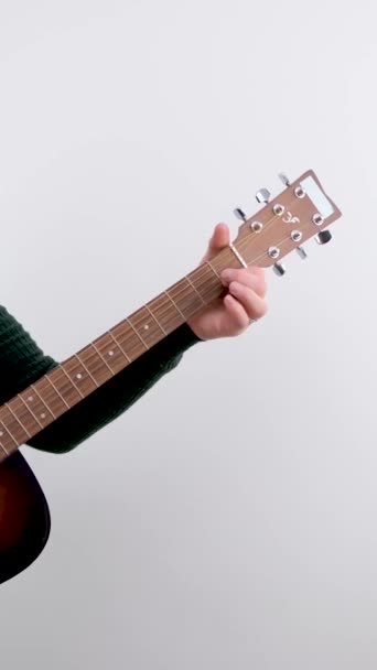 Glad Man Med Gitarr Isolerad Över Vit Bakgrund Högkvalitativt Foto — Stockvideo