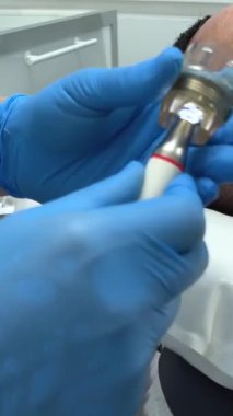 Tartar temizleme taşları ve plaktan diş temizleme cihazı beyaz arka plan dişçiliğinin en yeni icadı Hava akışı Vinnitsa Salonu 26.12.2022