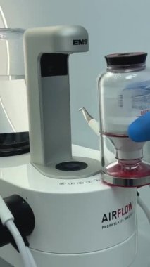 Tartar temizleme taşları ve plaktan diş temizleme cihazı beyaz arka plan dişçiliğinin en yeni icadı Hava akışı Vinnitsa Salonu 26.12.2022