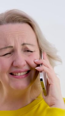 Sakallı İspanyol kadın akıllı telefon kullanarak mesaj yazıyor. Gülüyor ve utanıyor. Ağzı ellerle kapatıyor, dedikodu skandalı kavramı.