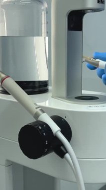 Tartar temizleme taşları ve plaktan diş temizleme cihazı beyaz arka plan dişçiliğinin en yeni icadı Hava akışı Vinnitsa Salonu 26.12.2022