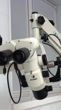 Diş tedavisi için bir diş mikroskobu. Ofisteki Kalipso Ukrayna 2023 adlı doktorlar için çok uygun bir kolye üzerine dişçilik aletlerindeki en son teknoloji.