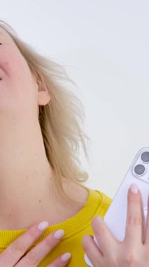 Hoş duygular, ruh halini yumuşatmak elini göğsüne koyan bir kadın, başını kaldırdı. Hoş bir telefon, keyifli bir haber, sakin ol. Endişelenmeyi bırak.