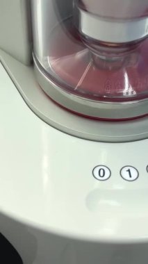 Tartar temizleme taşları ve plaktan diş temizleme cihazı beyaz arka plan dişçiliğinin en yeni icadı Hava akışı Vinnitsa Salonu 26.12.2022