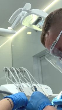 Erkek ve kadın cerrahlar tıbbi ve sağlık konsepti diş muayenesi dişlerinizi ve diş tellerinizi kontrol edin ve Cli Medikal ekibinde hastalara yardım edin..