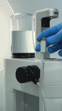 Tartar temizleme taşları ve plaktan diş temizleme cihazı beyaz arka plan dişçiliğinin en yeni icadı Hava akışı Vinnitsa Salonu 26.12.2022