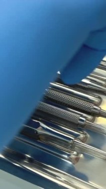 Steril tıbbi ışıkta profesyonel diş aletleri. Elle alınacak dişçilik araçları Yüksek kalite 4k görüntü