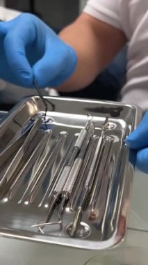 Diş akışını kapatma aracı Oral ultrasonik diş temizleme makinesi kalkülüsü kaldırıyor ve insan diş tedavisinin tıbben doğru bir örneği.