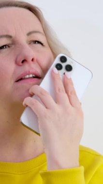 Endişeli genç kadın evde akıllı telefondan kötü haber okuyor. Stresli, endişeli, kıskanç, cep telefonlu, yalnız başına mesaj almakta zorlanan bir kadın.