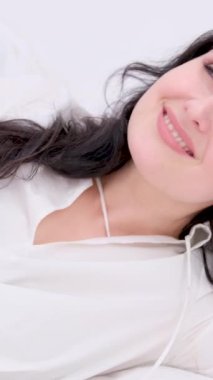 Güzel, 40 'lı yaşlarda olgun bir kadın beyaza izole edilmiş kameraya bakıyor. Olgun, yaşlı bir kadın portresi. Sağlıklı yüz bakımı güzellik
