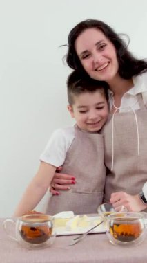 Sabah şefkat anı anne oğluna peynir tabağı ile sarılır sabah çayı dinlenir aile sevgisi şefkatle sarılır annelik