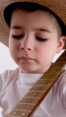 Gitar çalan bir erkek eli, pançolu bir Meksikalı gitar çalan bir sombrero gitar çalan bir erkek eli Sambrero şapkası insan yüzünü örten bir el gitaristi gitar parmaklarını panoda gezdiren bir el.