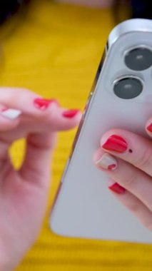 Yakın plan bir cep telefonu ekranına parmağınla işaret et, mesaj gönderen bir kişi, yakın plan cep telefonu kullanan hippi bir dokunmatik ekran kızı, online internet.