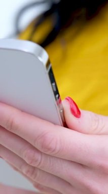 Yakın plan bir cep telefonu ekranına parmağınla işaret et mesaj gönderen, hipster dokunmatik ekran kızı i-elleri kullanarak, internet üzerinden.