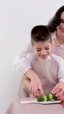 Kadın ve küçük çocuk atıştırmak için sağlıklı bir salata yiyorlar. Yüksek kalite fotoğraf