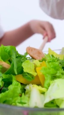 Beyaz arka planda sebze kokteyli hazırlayan kadın. Yüksek kalite 4k görüntü