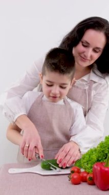 Kadın ve küçük çocuk atıştırmak için sağlıklı bir salata yiyorlar. Yüksek kalite fotoğraf