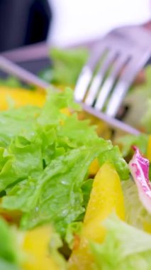 Ağır çekimde ızgara et, tabakta et, yakın planda et, Mozzarella ve domatesli salata. Yüksek kalite 4k görüntü